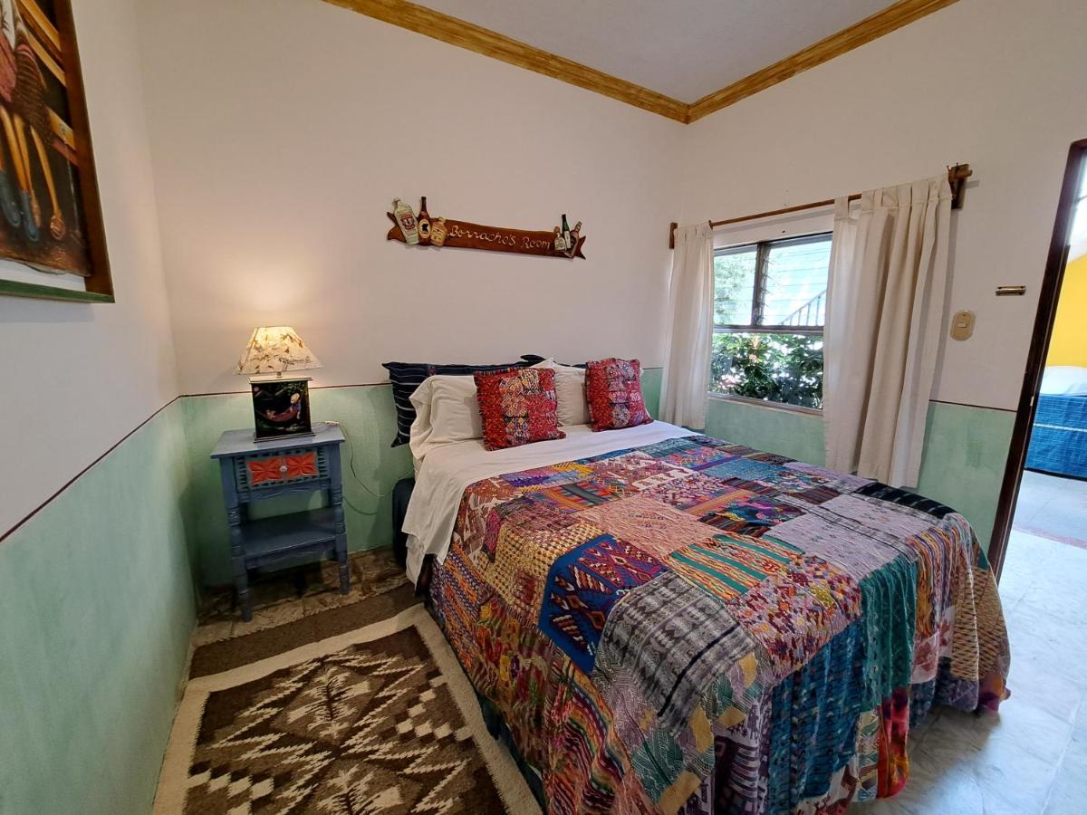 אנטיגואה גואטמלה Yellow House Hostel B&B מראה חיצוני תמונה